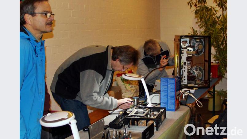 Ein Videorekorder und ein nostalgisches Radio werden von ehrenamtlich tätigen Elektrotechnikern untersucht. Nach ihren Hinweisen repariert, funktionieren die Geräte wieder. Bild: ds