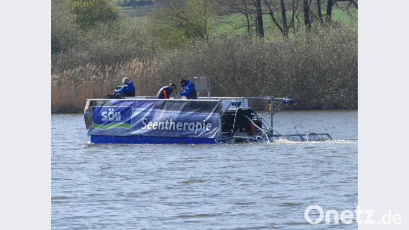 Mit einem speziellen Arbeitsboot brachten Mitarbeiter der Firma Söll im April 8250 Kilogramm "Schlixx plus" in den Rußweiher ein. Bild: rn