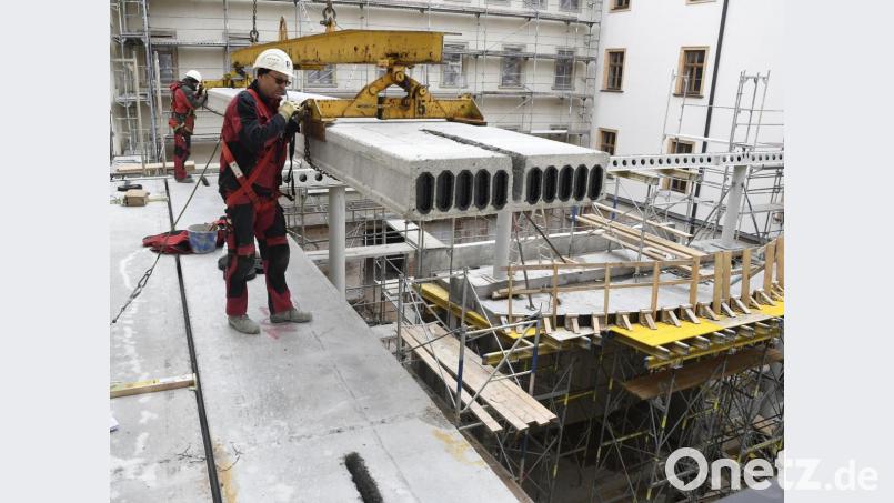 Die Betonfertigteile bilden im Innenhof des Max-Reger-Gymnasiums das Dach für den neuen Mehrzweckraum. Bild: Petra Hartl