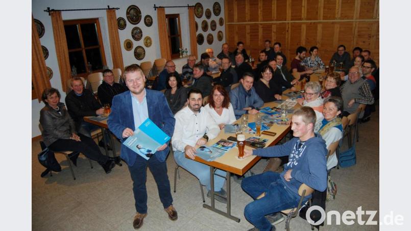 Viele Bürger aus Meerbodenreuth kommen zur Wahlversammlung der CSU ins Schützenheim. Bürgermeisterkandidat Dominik Baschnagel (stehend) stellt sich dem Bürgerdialog. Bild: sm