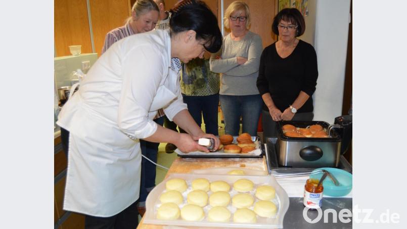 Leckere Krapfen sind keine Zauberei sondern einfach nur Genuss. Gewusst wie, zeigte Hauswirtschaftsmeisterin Monika Schnupfhagn den interessierten Teilnehmern. Bild: dob