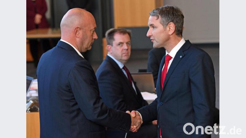 Björn Höcke (rechts), Fraktionsvorsitzender der AfD, gratuliert Thomas Kemmerich (links, FDP). Enormer öffentlicher wie innerparteilicher Druck bewegten den Thüringer Ministerpräsidenten nach nur einem Tag zum Rücktritt. Bild: Martin Schutt/dpa