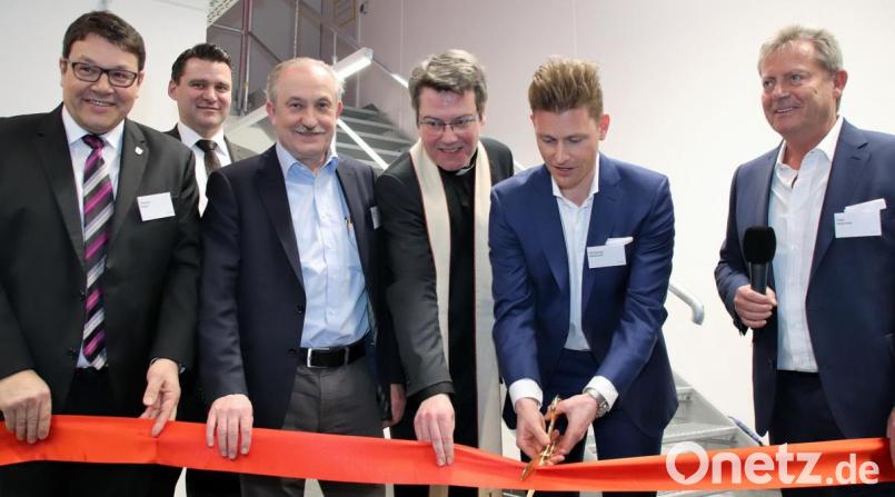 Inhaber und Geschäftsführer Ingo Maschek und Geschäftsführer Wolfgang Pfafferott (von rechts) beim Durchtrennen eines roten Bandes, um die Eröffnung des neuen Autohauses zu symbolisieren. Assistiert wurden sie vom Wackersdorfer Bürgermeister Thomas Falter, Landrat Thomas Ebeling, dem Architekten Bruno Dietl und Pfarrer Christoph Melzl (von links). Bild: Thomas Dobler