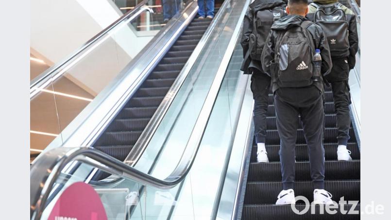 Locker und cool auf der Rolltreppe mit der Jogginghose. Die Schlabberhosen sind wieder im Trend. Bild: Gabi Schönberger