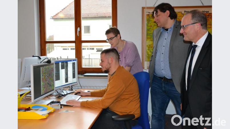 25 Auszubildende zählt das Landesamt aktuell an den beiden Standorten Windischeschenbach und Waldsassen. Dazu gehören auch (von links) Simon Reiter und Manuel Wolf in der Geo-Datenbank in Waldsassen, im Bild zusammen mit Dienststellenleiter Mathias Koller und Abteilungsleiter Oliver Schrempel . Bild: pz