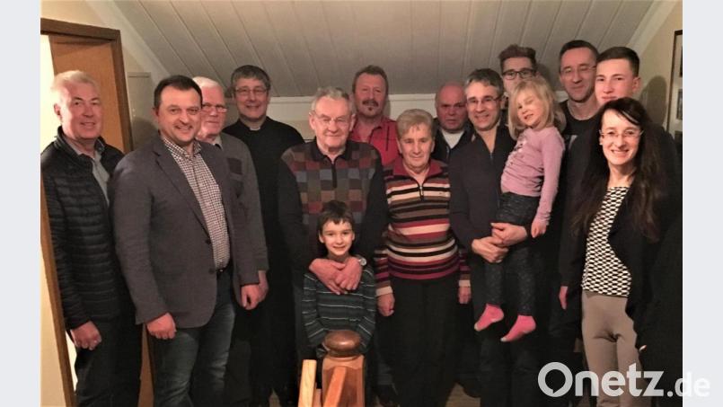 Der sehr vitale Jubilar Ernst Frischholz (Fünfter von links) im Kreise seiner großen Familie, Frau, Kinder und Enkelkinder, den Vertretern aus Gemeinde, Kirche und Vereine. Bild: sl