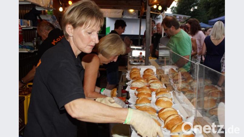 Seit Jahrzehnten hat die Schönseer Kolpingfamilie beim Bürger- und Seefest mit einem Imbissstand einen festen Platz. Auch bei der Neuauflage am letzten Juli-Wochenende sind die Mitglieder wieder mit dabei. Bild: mmj