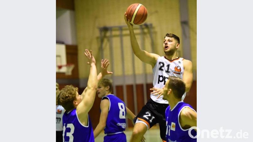 DJK-Aufbauspieler Johannes Klughardt (am Ball), der nach einer Fingerverletzung erst seit etwas über einer Woche wieder trainiert, wird gegen Gothas Guards stark gefordert werden. Archivbild: Alfred Schwarzmeier