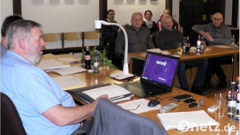 Vertreter des SC Kirchenthumbach (im Hintergrund) sind Zuhörer im öffentlichen Teil der Sitzung des Bauausschusses. Behandelt wird der Bauantrag zum Neubau von Umkleideräumen und Duschen. Bild: lep