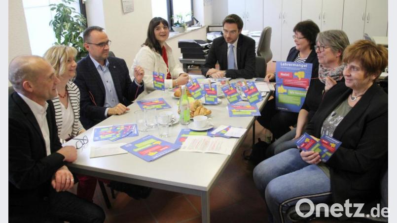 Die Vorsitzenden der BLLV-Kreisverbände treffen sich bei Landtagsabgeordnetem Stephan Oetzinger (Mitte) zum Krisengespräch. Bild: fsb