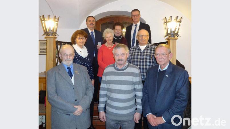 Der VdK ehrt langjährige und verdiente Mitglieder (vorn, von links): Ehrenvorsitzender Anton Eisert, Helmut Falk und Vorsitzender Leonhard Wischer; mittlere Reihe (von links): Hildegard Siegert, Margot Romeis und Johann Neger; hinten (von links): Bürgermeister Peter Dotzler (Gebenbach), VdK-Kreisvorsitzende Marianne Kies-Baldasty und Bürgermeister Hermann Falk (Hirschau). Bild: u