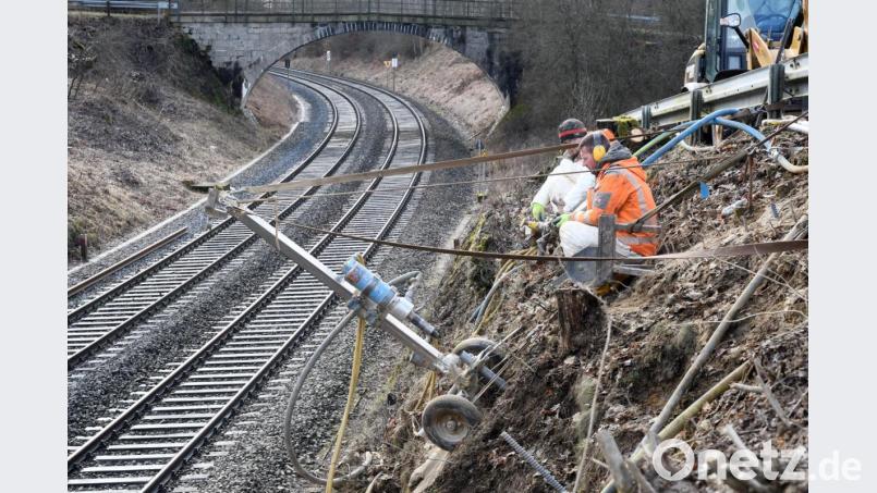 Zum Schutz der Bahnfahrenden arbeiten diese Männer derzeit auf Höhe des Industriegebiets Neustadt/WN. Bild: Gabi Schönberger