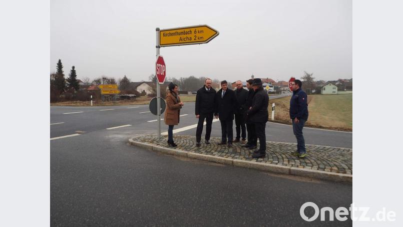 Am Rande der Klausurtagung der CSU-Kreistagsfraktion in Schlammersdorf nutzt die Ortsvorsitzende und zweite Bürgermeisterin Tanja Renner gemeinsam mit Ratskollegen Christian Schmid sowie Johannes Püttner die Gelegenheit, auf eine Gefahrenstelle im örtlichen Straßennetz hinzuweisen. Bild: exb