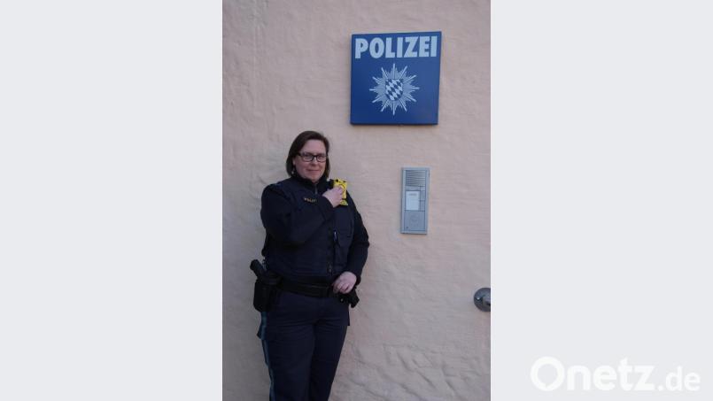Polizeihauptmeisterin Diana Lenz präsentiert eine der Uniform-Kameras, mit denen die Kollegen im Streifendienst unterwegs sind. Bild: as