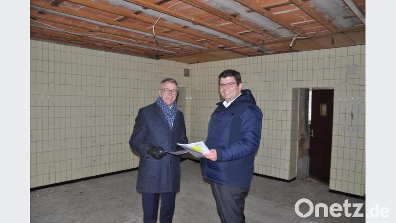 Auf dem &quot;Braunschläger-Areal&quot; an der Dammstraße soll eine Tagespflegeeinrichtung entstehen. Im kommenden Jahr könnte der Bau beginnen, hoffen Bürgermeister Franz Stahl (links) und BRK-Kreisgeschäftsführer Holger Schedl. Als erster Schritt steht der Abbruch der alten Gebäude im Plan. Bild: ws