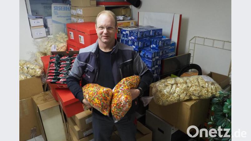 Ein Keller voller Süßigkeiten: Bei Mirko Hägler werden Bonbons, Popcorn und Chips für den Faschingszug gelagert. Rechtzeitig vor dem Start geht es ans "Aufmunitionieren". Bild: bl