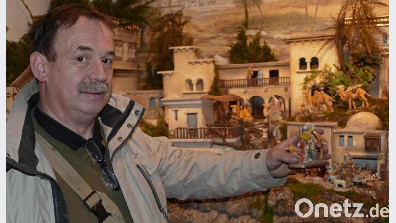 Hubert Haubner hält wie immer die vielen Fäden zur Ausstellung sicher in der Hand. Bild: tr