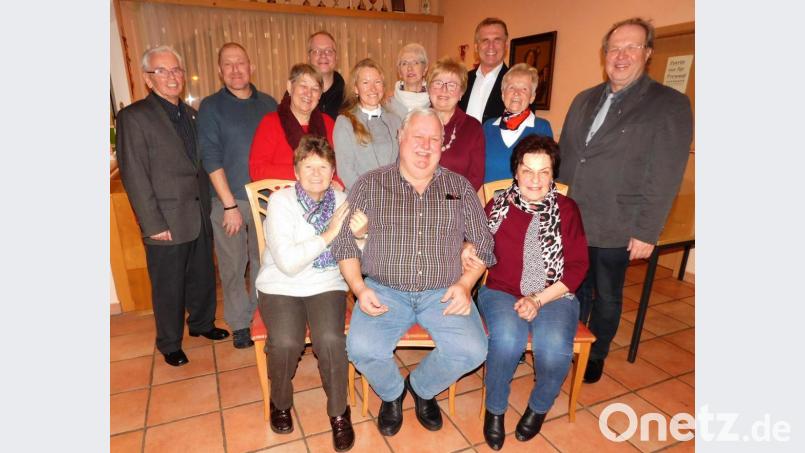 Gruppenvorsitzender Sigmar Bräutigam (links) und dritter Bürgermeister Dr. Wolfgang Hübner (stehend dritter von rechts) gratulierten der neuen Vorstandschaft der Musikfreunde Karin Brilla, Hermann Eisenhut und Centa Hößl (sitzend von links), mit Olga Michel, Gerhard Klein, Viola Eisenhut, Markus Frei, Olga Michel, Marianne Kellner, Marieluise Dietz, Elfriede Bauer und Chorleiter Heinz Schmidt (von links). Bild: hai
