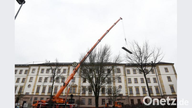 Ein 4,4 Tonnen schwerer Betonpfeiler schwebt über dem Max-Reger-Gymnasium. Insgesamt mussten 20 dieser Teile am Freitagnachmittag über die Schule am Kaiser-Wilhelm-Ring gehoben werden. Bild: Petra Hartl