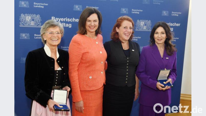 Susanne Breit-Keßler (l-r), frühere Regionalbischöfin, Ilse Aigner (CSU), Landtagspräsidentin, Luise Kinseher, Kabarettistin, und Iris Berben, Schauspielerin aus Deutschland, stehen im Bayerischen Landtag bei der Verleihung der Verfassungsmedaille zusammen. Bild: Tobias Hase/dpa