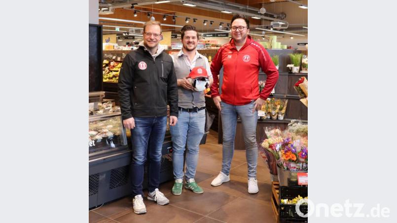 Rewe-Markt-Geschäftsführer Fabian Dengscherz (Mitte) übernimmt die Schirmherrschaft beim FC-Hallenturnier. Bild: agr