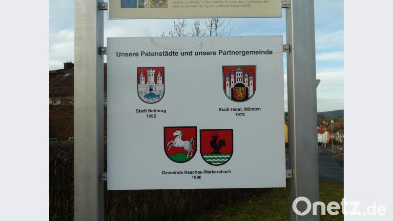 An den Ortseingangstafeln weist ein Schild auf die Städte-Partnerschaften von Oberviechtach hin. Bild: Portner