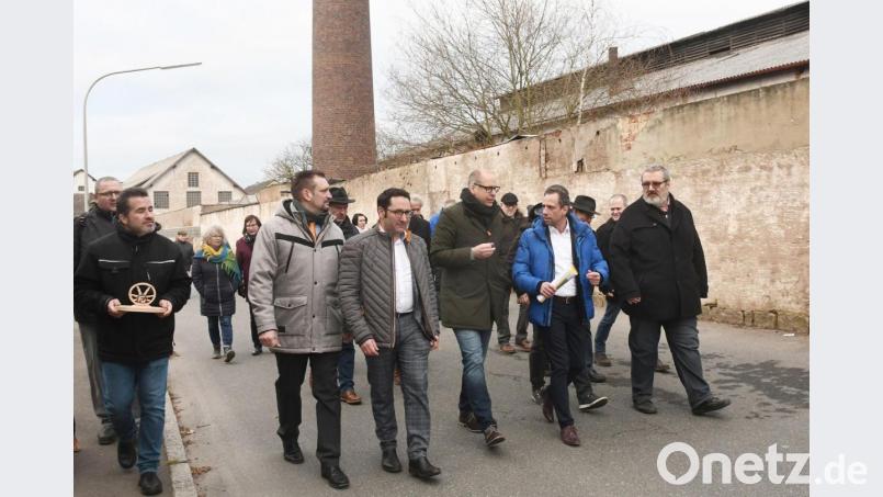 Thorsten Glauber (Zweiter von rechts) bekommt von Bernhardt Pscheidt (Mitte) erklärt, in wie vielen Bereichen die Altlasten aus Hütten und Kaminen wie dem von Beyer &amp; Co. in Altenstadt Spuren hinterlassen haben. Bild: Gabi Schönberger