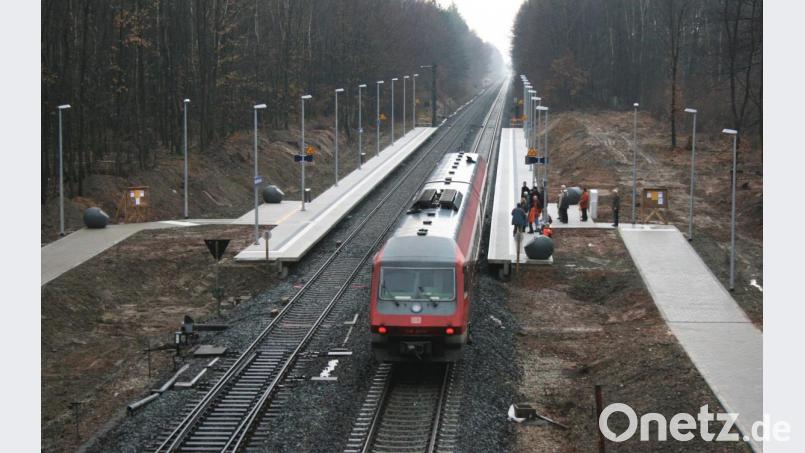 Am 9. Dezember 2007 trifft der erste Zug am neuen Halt in Altenstadt/WN ein. Archivbild: Rainer Christoph