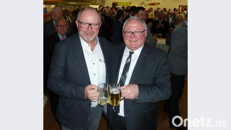 Zwei Bürgermeister die sich verstehen: Heinz Weigl (rechts) stößt mit Frank Tröger aus Raschau-Markersbach beim Neujahrsempfang in der Grenzlandkaserne auf das Jubiläum „30 Jahre Städtepartnerschaft“ an. Bild: Portner