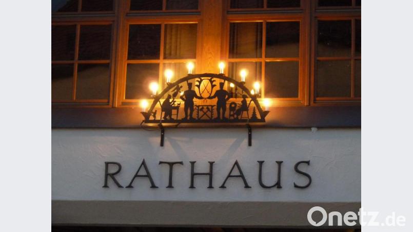 Der Schwibbogen, der in der Adventszeit die Fassade des Oberviechtacher Rathauses ziert, ist ein Geschenk der erzgebirgischen Partnergemeinde. Bild: Portner