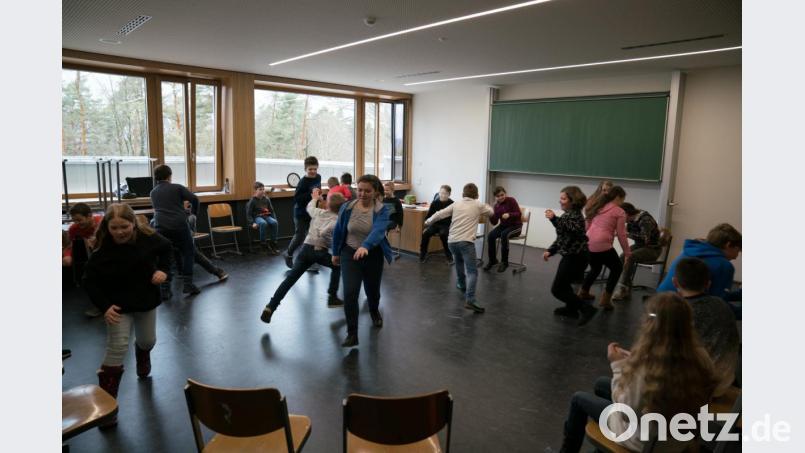 Die Französin Manon Facon bringt den Schülern Land und Sprache näher. Das "France-Mobil" ist ein voller Erfolg. Bild: exb