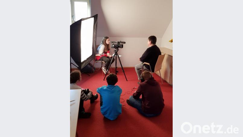 Interessiert lauschen die tschechischen Schüler den Ausführungen der Zeitzeugin. Bild: hba