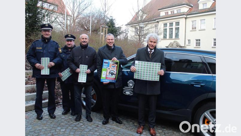 Stellvertretender Leiter der Polizeiinspektion Tirschenreuth Thomas Dietrich, Leiter der PI Waldsassen Roland Heldwein, Kreisverkehrswacht-Vorsitzender Walter Landgraf, Kreisjugendring-Vorsitzender Jürgen Preisinger und Landrat Wolfgang Lippert, einer der Schirmherren der Aktion &quot;Houst a Hirn, loust as Handy lieng&quot;. Bild: sfo