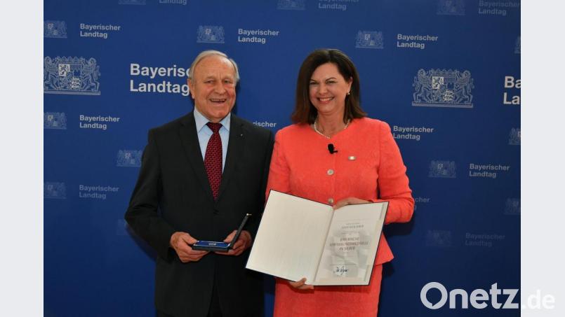 Landtagspräsidentin Ilse Aigner überreicht dem früheren Schwandorfer Landrat Hans Schuierer seine Medaille in Silber. Bild: Rolf Poss, Bildarchiv Bayerischer Landtag