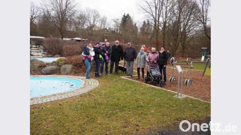 Am Planschbecken muss es wieder Platz für eine Liegewiese geben, wünschen sie viele junge Mütter im Gespräch mit den Freien Wählern. Die Senioren-Fitnessgeräte seien dort fehl am Platz. Bild: stn