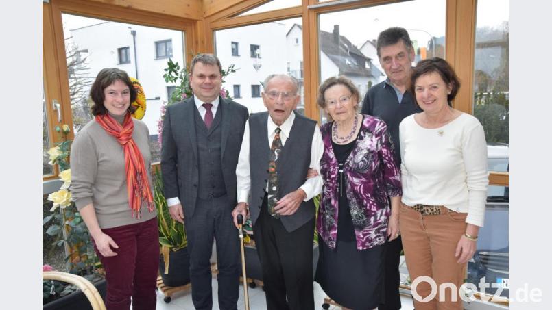 Tochter Christine, Schwiegersohn Horst, Ehefrau Marianne (von rechts) sowie Gemeindereferentin Gabriele Sieder und Bürgermeister Karlheinz Budnik gratulieren Emmeram Merther zum 90. Geburtstag. Bild: fz