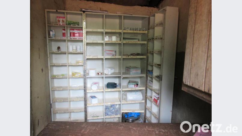 So sah es im Medikamentenschrank der Apotheke in Ndendule aus, es fehlt an allem. Bild: exb