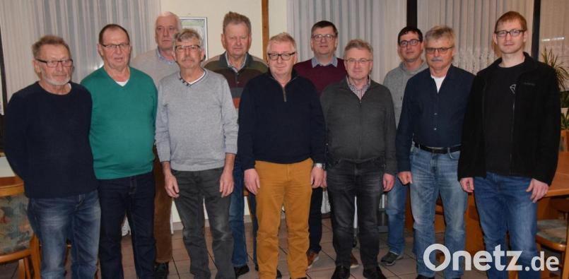 Sie bestimmen in den nächsten vier Jahren die Geschicke des Zunftvereins der Maurer und Zimmerer in Schmidmühlen. Links Vorsitzender Günther Bauer. Bildmitte hinten Bürgermeister Peter Braun. Bild: bö