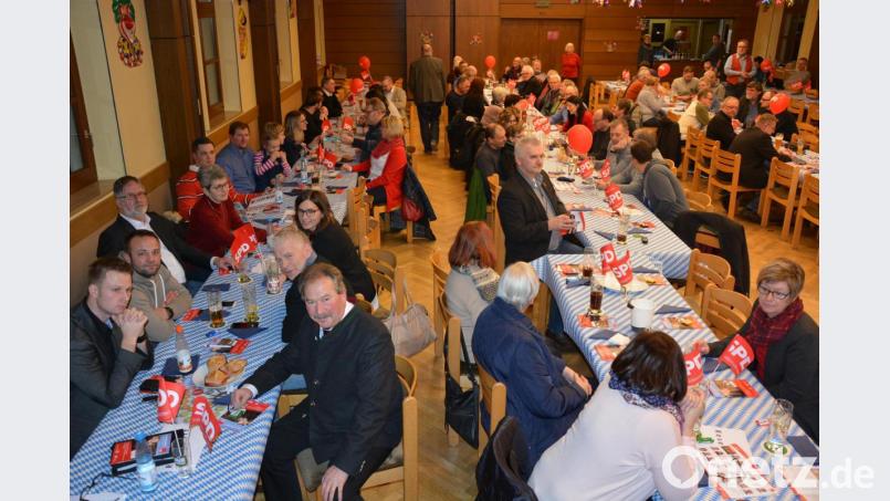 Rund 80 Besucher waren am Donnerstagabend zum Wahlkampfauftakt der SPD Mitterteich ins Josefsheim gekommen. Bild: jr
