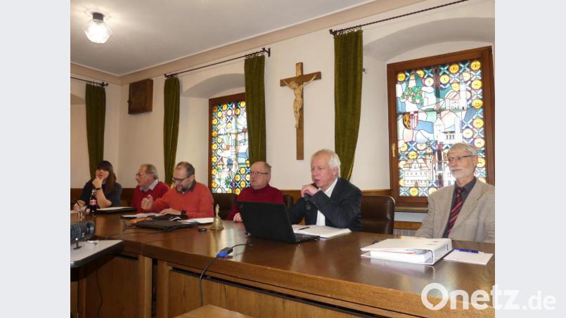 Dr. Kai Uwe Ulrich und Thomas Willoweit (von rechts) berichten dem Eschenbacher Stadtratsgremium im Detail von der Behandlung des Rußweihers mit dem Schlammlösemittel "Schlixx plus". Bild: rn