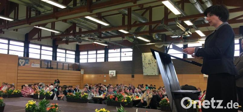 Kreisbäuerin Sabine Schindler rät beim Landfrauentag den Gästen, stolz auf sich zu sein und sich auch mal selbst zu applaudieren. Bild: ihl