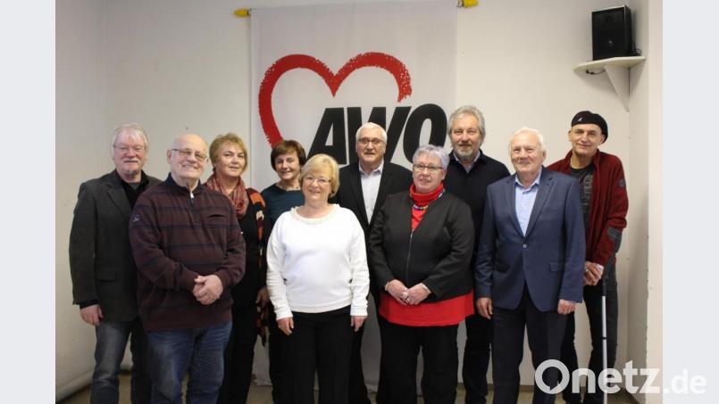 Die AWO-Mitglieder schenken in der Jahreshauptversammlung dem Vorstand mit Franz Witt (Mitte) und Horst Washausen (links) wieder für vier weitere Jahre ihr Vertrauen. Sieglinde Kelnhofer (Vierte von links) und Claudia Terner ((Vierte von rechts) sind neu im AWO-Ortsvereinsbeirat. Bild: exb