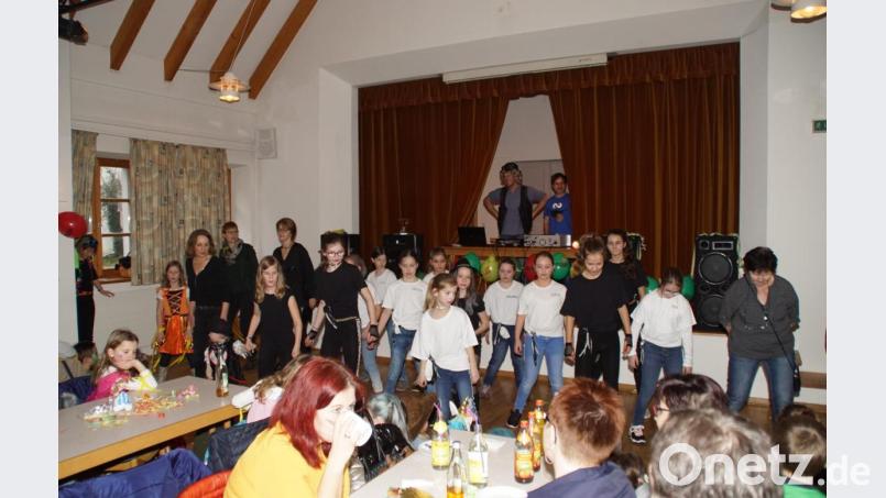 Den Auftritt der Tanzgruppe verfolgten von der Bühne aus auch Faschingsgesellschaft-Vorsitzender Markus Rosenmüller (links) und sein Stellvertreter Christian Betz. Bild: mmj