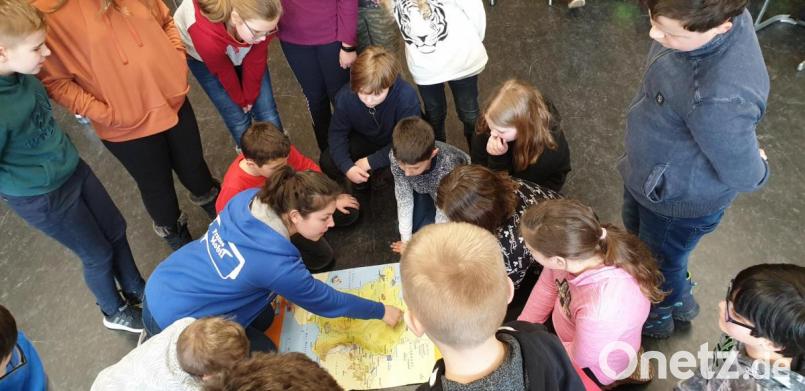 Die Französin Manon Facon bringt den Schülern Land und Sprache näher. Das "France-Mobil" ist ein voller Erfolg. Bild: exb