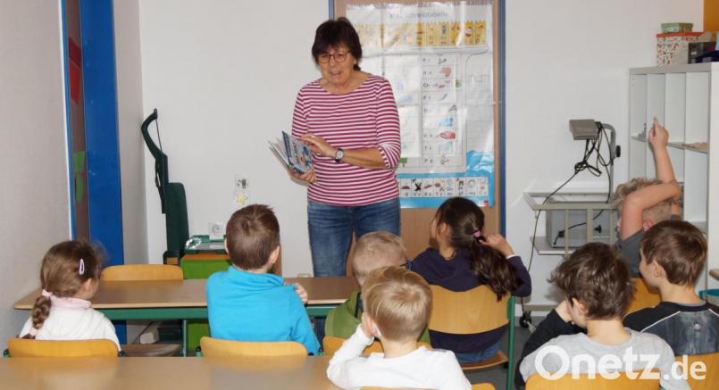 Monika Lang hatte als neue Lesepatin an der Doktor-Eisenbarth-Grundschule sofort die Sympathien der Kinder auf ihrer Seite. Bild: weu