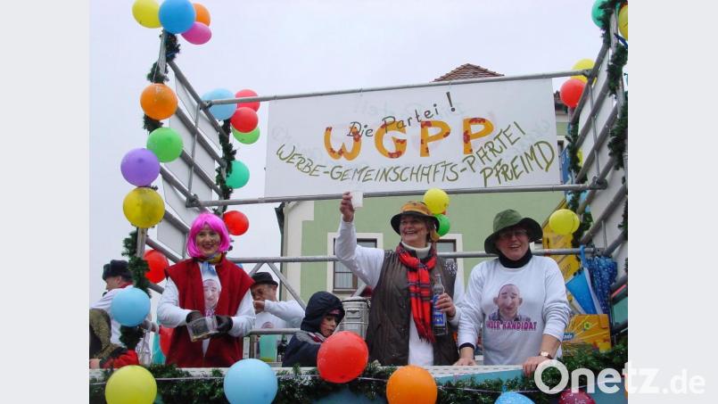 Ein Foto aus den Anfangsjahren zeigt Mitglieder der Werbegemeinschaft, die im Fasching 2002 mit einer ziemlich bunten Wahlwerbung den Faschingszug bereicherten. Bild: hm