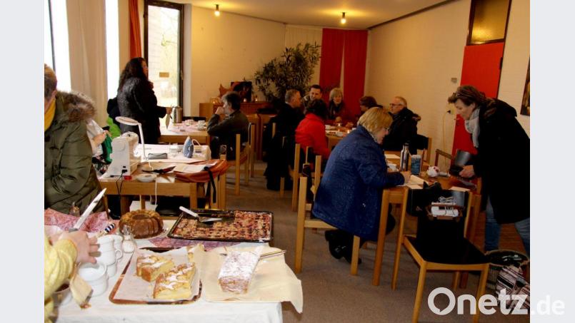 Während eine Näherin (links) Kleidungsstücke - ebenfalls wie alle Handwerker ehrenamtlich - ausbessert, warten die umweltbewussten Bürger bei Kuchen, Kaffee, Tee, oder Kaltgetränken und guter Unterhaltung auf die Fertigstellung der mitgebrachten Geräte. Bild: ds