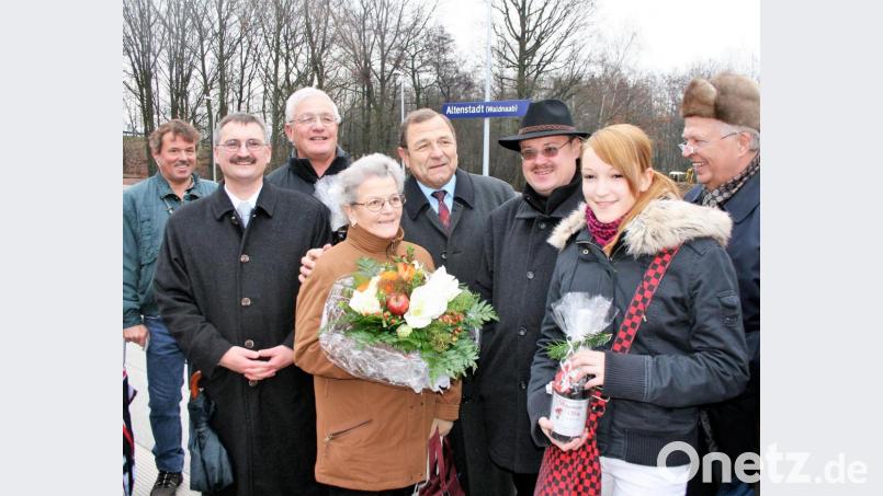 Helmut Zöpfl (von links), Kunigunde Scharnagl (mit Blumen), dahinter Fritz Schrembs und Julia von Podewills sind die ersten Fahrgäste, die mit der Vogtlandbahn kommen und am neuen Bahnsteig ausstiegen. Dazwischen die drei Bürgermeister der Gemeinde: Georg Heigl, Dieter Giesa und Burhardt Hagemann. Archivbild: Rainer Christoph