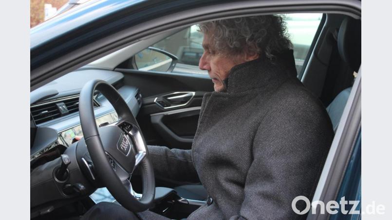 Landrat Wolfgang Lippert bringt in einem der Dienstfahrzeuge des Landratsamtes den &quot;Houst a Hirn, loust as Handy lieng&quot;-Aufkleber an. Direkt neben dem Lenkrad soll er den Fahrer daran erinnern, das Mobiltelefon während der Fahrt nicht zu benutzen. Bild: sfo