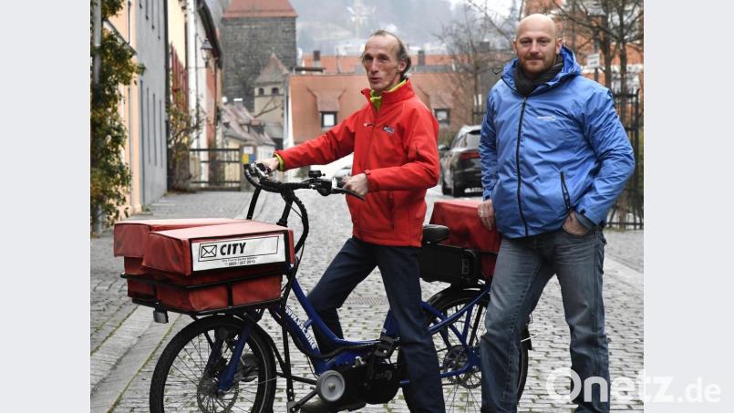 Lothar Zacher (links) arbeitet als einer von 16 Zustellern bei City-Mail und ist künftig mit einem E-Bike unterwegs. Rechts: Personaldisponent und Gebietsleiter Stephan Hagn. Bild: Petra Hartl